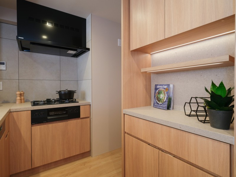 同じデザインのカップボードを設置いたしました。収納棚に調味料や食器を収納ができ、カウンター部分を利用してインテリアのように見せることも可能です。