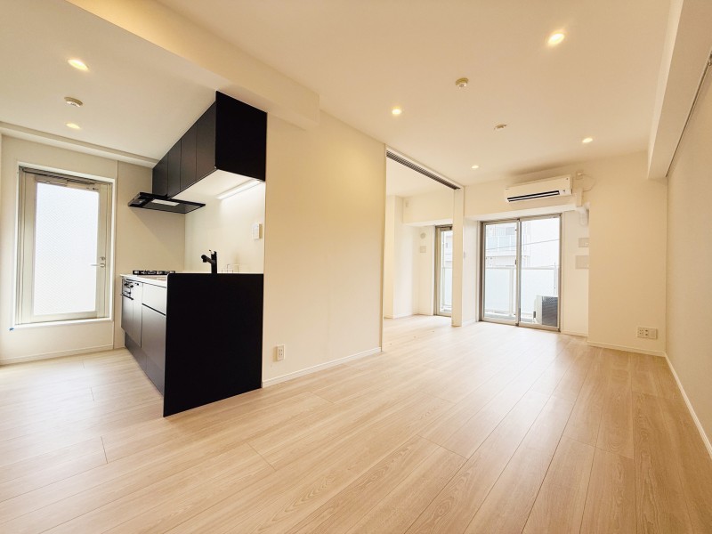 お部屋は自然の優しい温もりを添えた居心地の良い内装に仕上がりました。多彩な豊かさが紡ぎ、穏やかな時間が流れます。