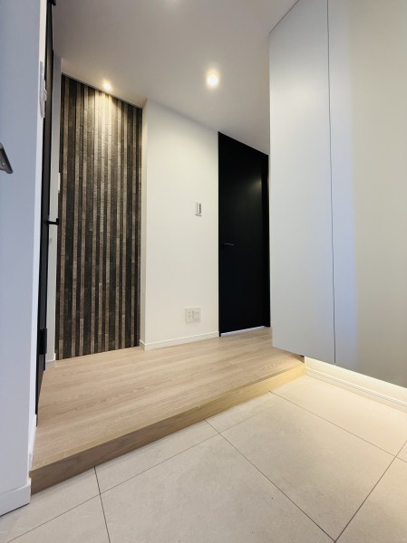 玄関には頼もしい収納力をもつシューズボックスを備え付けました。毎日すっきりした玄関を保つことが可能となっています。