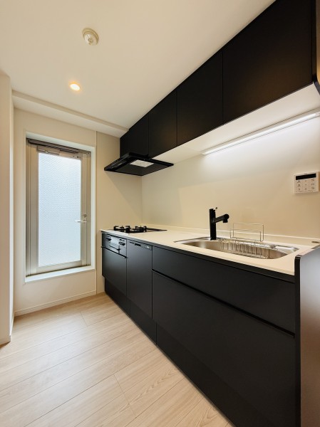 先進と開放の豊かな共存を満喫できる空間です。キッチン側にも窓があり、換気がしやすいのも嬉しいですね。