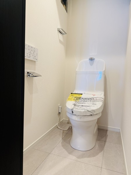 優れた節水効果や汚れが付きにくい便座など、ほしかった機能が揃ったウォシュレット一体型トイレです。レストルームも上品さが宿る安らぎのスペースに仕上がりました。