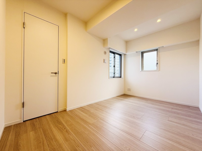 洋室1はリビングから一番遠く、プライベート性が高いお部屋です。主寝室としてもお使いいただけます。