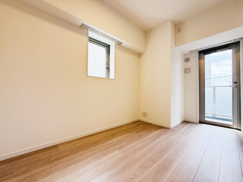 洋室2はバルコニーに接続する開放空間です。明るく、ワークスペースとしても快適に活用いただけます。