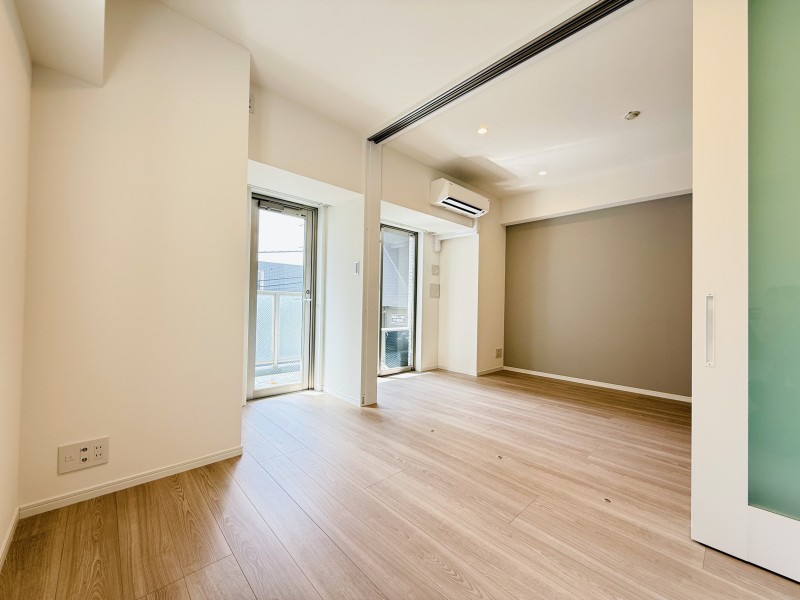 引き戸を開放することで、お隣の洋室と合わせて約19.1帖の拡張リビングとしてもお使いいただけます。