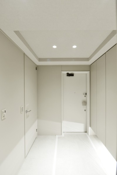 フットライトが優しく足元を照らし、折り上げ天井がより空間に奥行きとエレガントさを演出しています。人感センサーライトを設置していますので、手がふさがっている時でも自動点灯で安心です。