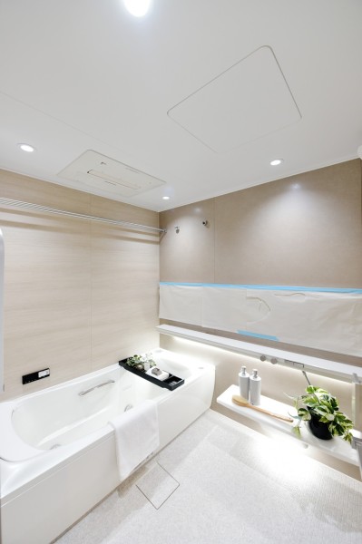 TOTO製SYNLAの１６２０サイズを採用しました。ファーストクラス浴槽に楽湯（肩楽湯・腰楽湯）を備え、毎日の疲れを癒す極上のリラックスタイムを過ごせるバルスームです。浴室暖房乾燥機完備です。