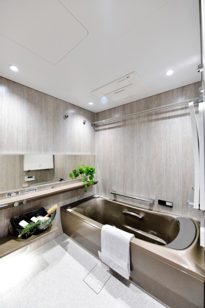 浴室はTOTO製SYNLA1620サイズ、ファーストクラス浴槽や肩楽湯・腰楽湯を備え、より深いリラックスタイムを過ごせます。調光調色システムで気分に合わせて調整でき、自分好みのバスルームを演出できます