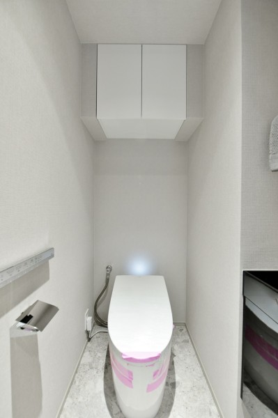 タンクレストイレとスティックリモコンを採用し、より洗練された清潔感ある空間に仕上げたレストルームです。手洗いカウンターを設置していますので、家族やゲストが気兼ねなく使用でき、いつもきれいな空間を保てます。