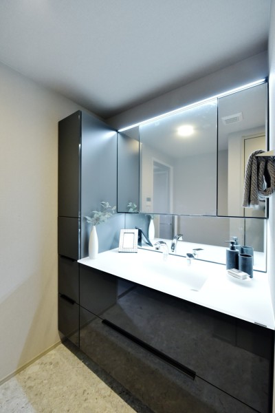 入浴後の穏やかな時間も、朝の慌ただしい時間も快適に使用できるパウダールームです。サイドキャビネットや、三面鏡裏の収納など、小物類をたっぷりと収納できますので、いつも整頓された空間を保てます。