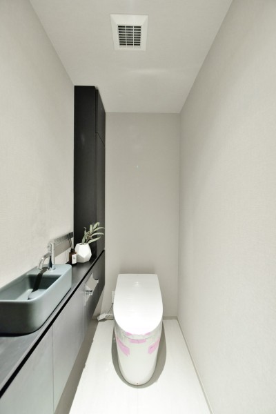 高級感のあるタンクレストイレには、キッチン同様田中工藝製の手洗いカウンターと収納場所を造作しました。統一感のあるデザインで、より洗練された空間を演出しています。