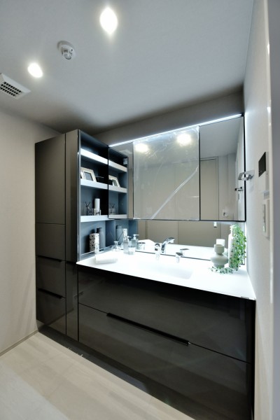 サイドキャビネット、三面鏡付きで大容量の収納を備えた洗面台で、整頓された空間を保てます。鏡上下に備えた照明は、調色機能やタッチレス機能を搭載しており、朝の身だしなみも整えやすくなっています。