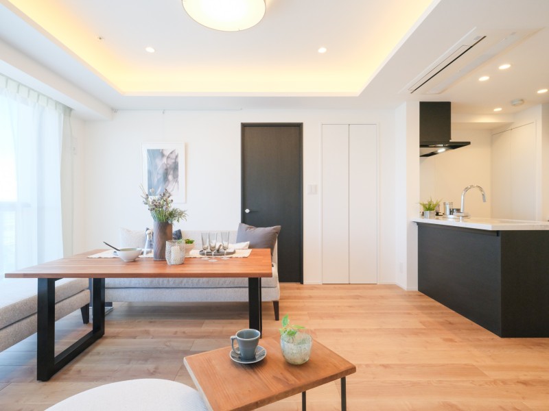 約12.9帖のLDKには穏やかな時間が流れ、大きな窓からたっぷりの自然光が振り注ぎます。毎日が忙しいあなたもほっと一息つける安らぎの空間です。