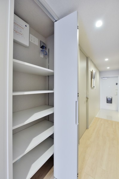 廊下には棚板の高さも楽に調節でき、家族共用で使用できる収納を設置しました。お出かけの時にサッと取り出したいレイングッズや、災害備蓄品、生活用品のストックなどの収納に便利です。