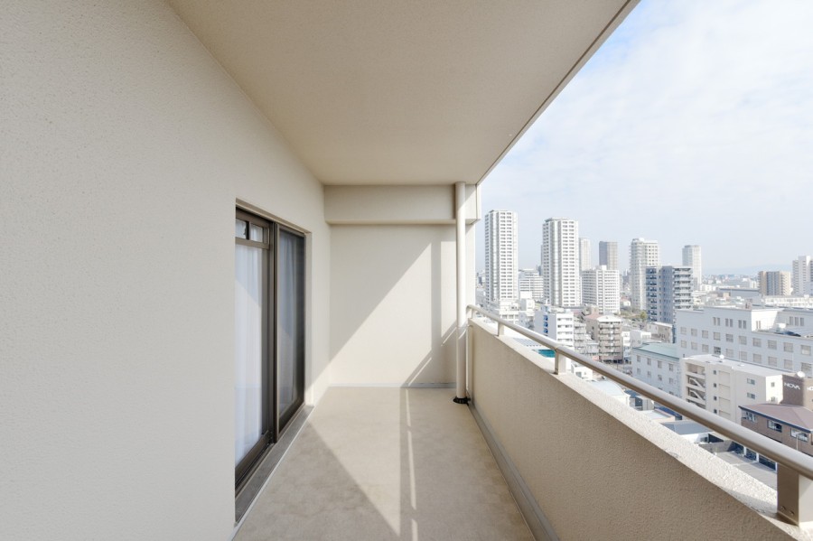 南側・東側の二面にバルコニーがあり、室内に優しい光と風を届けてくれます。出幅がゆったりとしていますので、大きな空を感じながらお洗濯物をたっぷりと干すことができます。