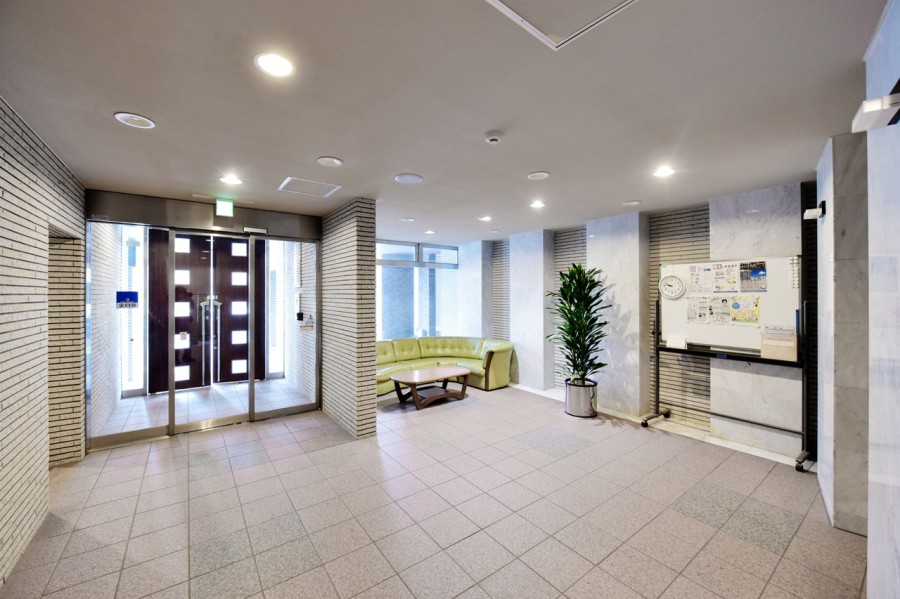 平成１１年建築、総戸数６０戸のマンションです。五条小学校まで徒歩４分、夕陽ケ丘中学校まで徒歩７分で、お子様の通学もしやすい距離です。徒歩３分の距離にライフ四天王寺店があり、毎日のお買物も便利です。