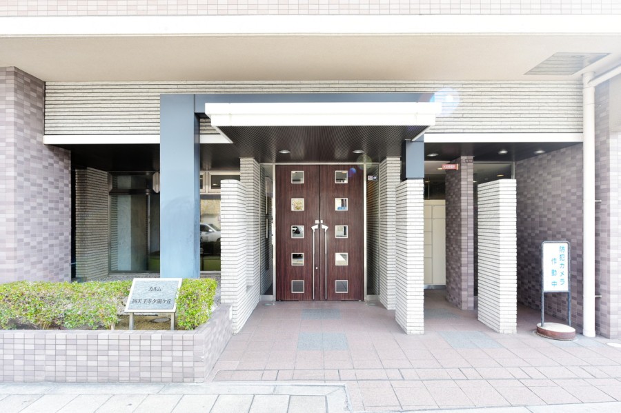 天王寺区役所や大阪けいさつ病院、その他周辺には飲食店などもあり、子育てしやすい便利な環境が魅力的です。都市の利便性と住環境の良さを兼ね備えたエリアです。