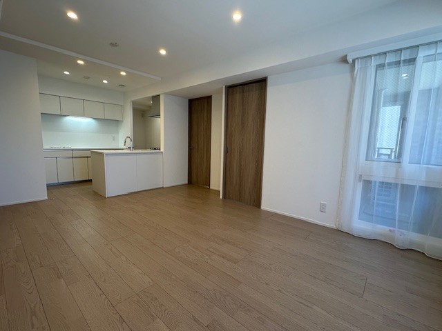 フローリングは木の温もりと美しさ、上質感を味わえる床材を採用しました。空間を心地よさで包み込みます。