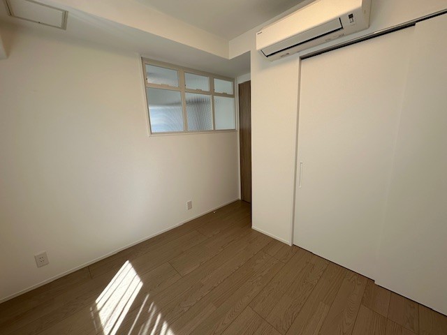 お部屋のアクセントにもなる室内窓が、視覚的な広がりと心地よい光を運びます。閉塞感を感じさせない設計で、のびやかなひとときを過ごせます。