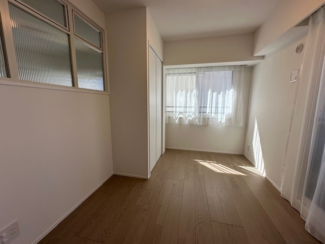 洋室2には南西向きの窓から自然光が心地よく注がれます。ご家族との繋がりを感じながらプライベート時間も満喫できる、オンとオフを賢く切り替えられるお部屋です。