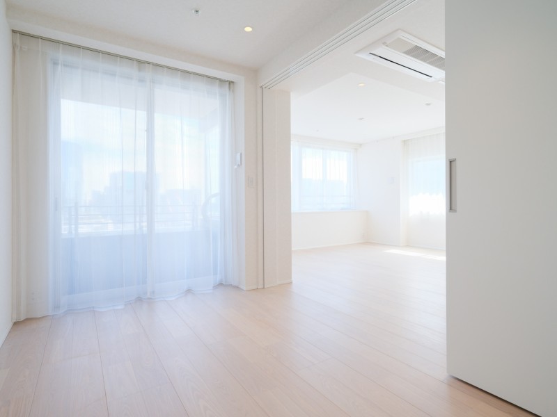 洋室1は主寝室としても快適にお使いいただけるお部屋です。バルコニーに接続するため、開放感的で穏やかな時間が流れる空間です。