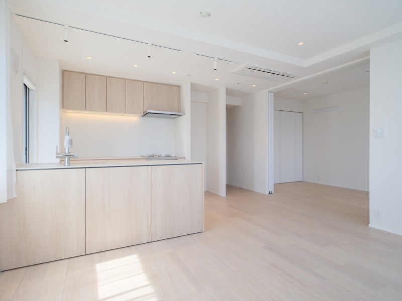 床暖房や天カセエアコンなど、品のある街に調和した上質なリビングダイニングです。毎日が忙しいあなたもほっと一息つける安らぎの空間です。