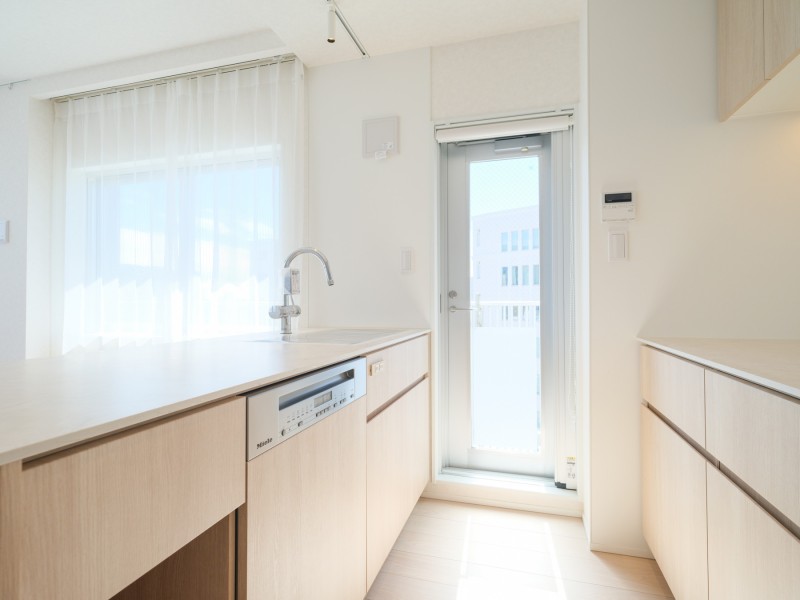 開放的なオープンキッチンは、住まいと暮らしにフィットするデザイン性と機能性を兼ね備えています。