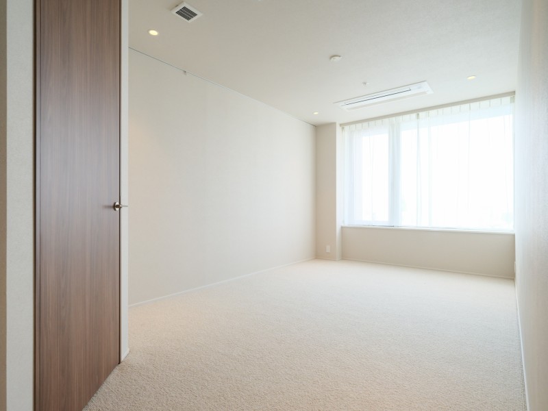 洋室1は約9.5帖の広さがあり、主寝室としてもお使いいただけます。過ぎゆく時間をのびやかに感じ、プライべート時間を満喫できるお部屋です。