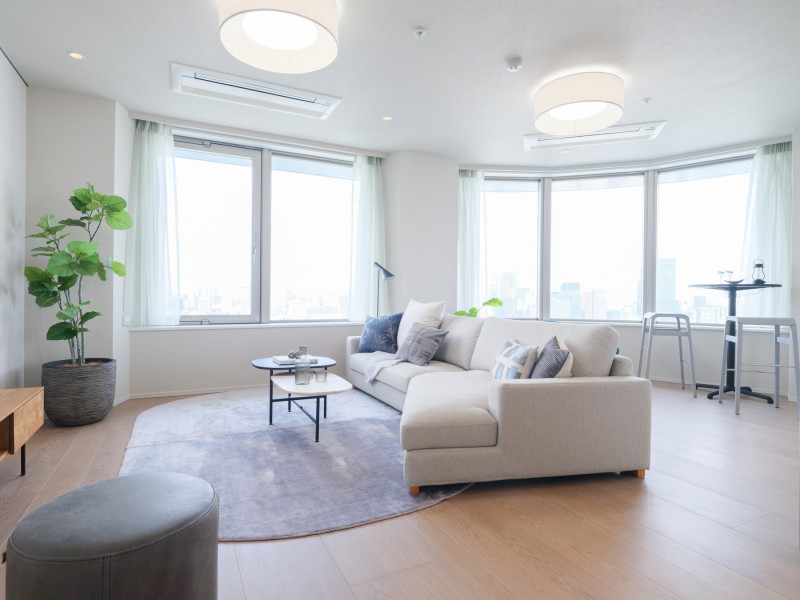 約31.7帖の広々LDKは、穏やかな時間が流れる開放的な空間です。大型家具を置いてもゆったりとお使いいただけるため、自然とご家族が集まるスペースになりそうです。