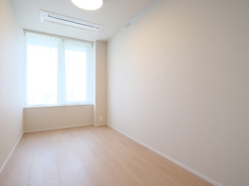 洋室2はナチュラルテイストな内装のため、どんな家具にも相性バッチリです。自分らしいお部屋に彩って毎日を楽しめます。