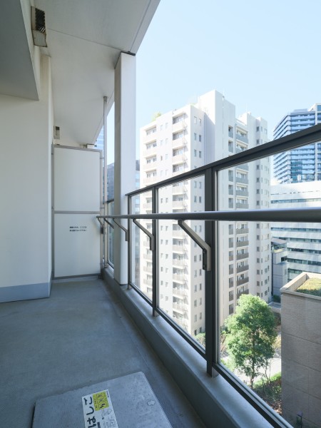 洋室1からつながる、のびやかで心地よい風が通り抜けるバルコニーです。手摺壁にクリア素材を採用した設計のため、外からの明るさを感じやすく開放感のあるスペースです。