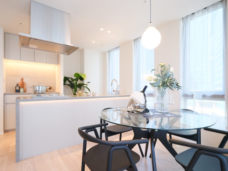 リビングダイニングには床暖房や天カセエアコンを新規設置しています。大切なペットも一緒に、ご家族皆様の快適な温度を調整いただけます。