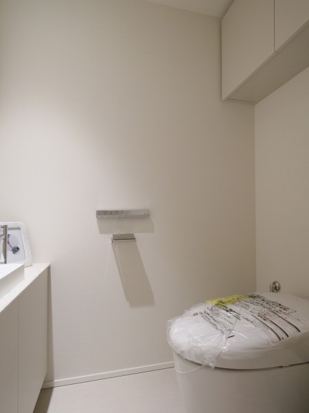 清潔感のあるレストルームは、タンクレストイレにすることでより一層洗練された雰囲気を醸し出します。