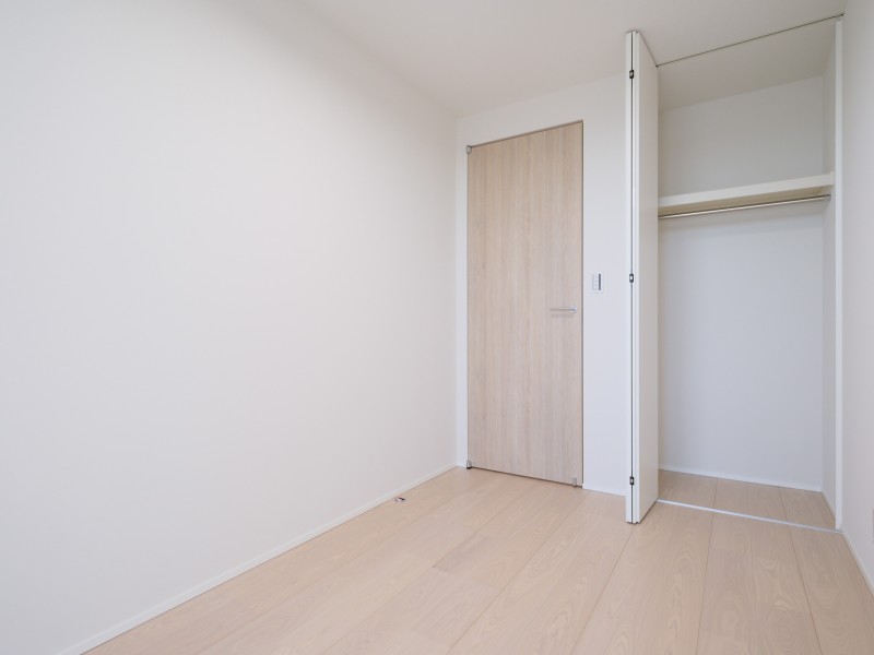 各居室にはクローゼットがあります。かさばるアウターや季節物の寝具などを収納することができ、居室を広くお使いいただけます。