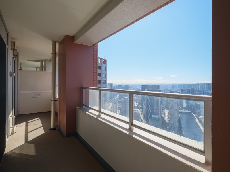 爽やかな風が感じられるリフレッシュにぴったりなバルコニーです。タワーレジデンスで叶える開放的な暮らしを満喫することができます。