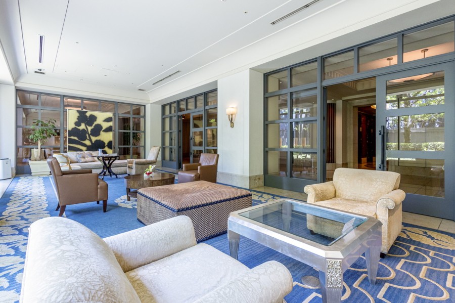 都市の喧騒を遠ざけ、まるで高級ホテルのような気品に満ちたエントランスロビーです。至るところに絵画や彫刻が配置され、ラグジュアリーなインテリアの数々がハイグレードな暮らしを彩ります。