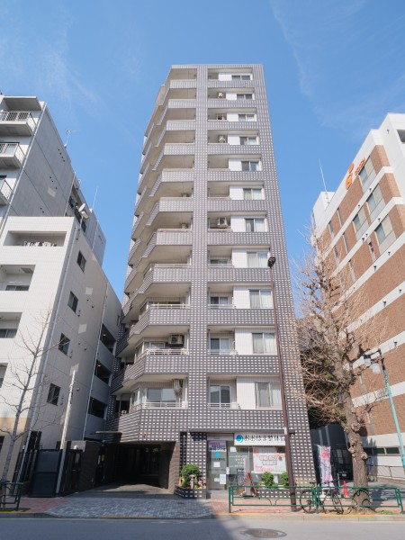 西武池袋線『椎名町』駅まで徒歩7分、目白駅までバス約9分（『目白五丁目』バス停まで徒歩1分）の立地にあるマンションです。指紋認証のオートロックが完備されており、安心してお住まいいただけます。