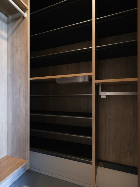 シューズインクローゼットを完備しています。靴だけでなくアウトドア用品や雨具なども収納できます。ハンガーポールもあるので、コート類を室内に持ち込まずに済むのも嬉しいポイントです。