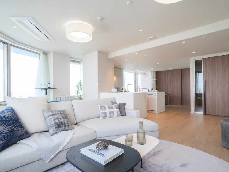 室内は心安らぐ上質で居心地の良い内装に仕上げています。ぬくもりを感じるウッドの優しい質感と、どんなインテリアにも馴染みやすいホワイト基調の洗練された居住空間です。