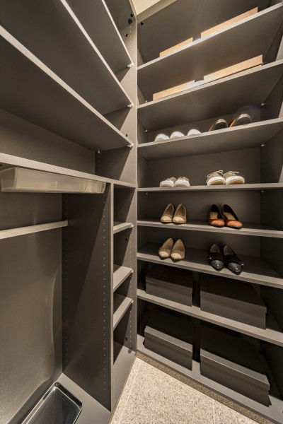 玄関からアクセスできるシューズインクローゼットです。豊富な可動棚付きでシューズはもちろん、アウトドアグッズや雨具なども収納可能です。