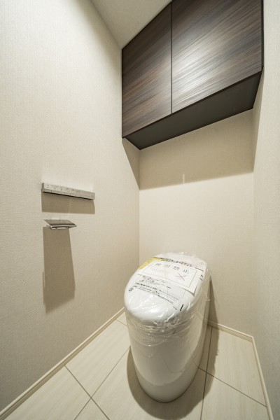 タンクレストイレやスティックリモコンでスタイリッシュな雰囲気を演出したレストルームです。優れた節水効果や汚れが付きにくい便座など、ほしかった機能が揃ったウォシュレット一体型トイレを採用しました。