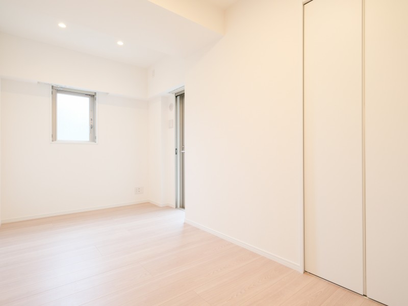 約5.6帖のサービスルームがあり、かさばるアウターや趣味のグッズ、季節物の家電など収納することができます。