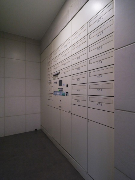 ◆宅配ボックス◆24時間いつでも荷物受け取りが可能。プライベートの時間を邪魔されず、配達時間も気にせず過ごすことができる便利な設備です。