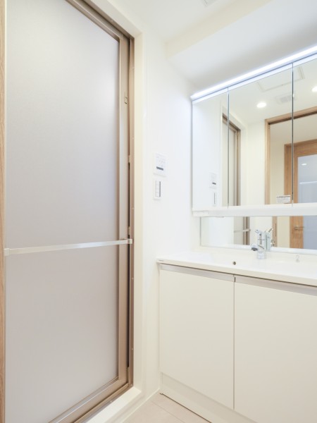 大きな鏡面収納と白を基調とした明るい洗面室は、朝の支度もしやすいすっきりとした空間です。毎日の暮らしにやさしく寄り添う使い心地が魅力です。