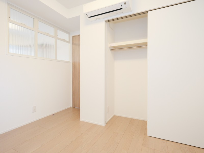 お部屋のアクセントにもなる室内窓が、視覚的な広がりと心地よい光を運びます。閉塞感を感じさせない設計で、のびやかなひとときを過ごせます。