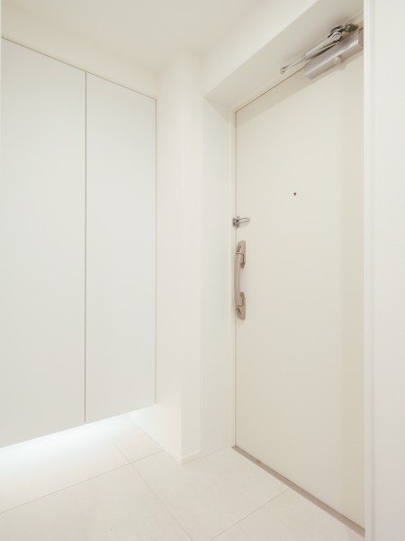 住まいの顔になる玄関は、フットライトが足元を温かく照らし、白を基調に爽やかな空間を演出します。