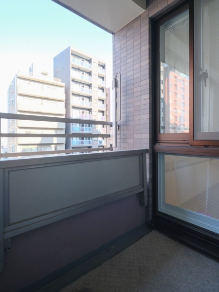 洋室2に接続したバルコニーです。凛とした空気が流れこみ、穏やかな時間が流れます。