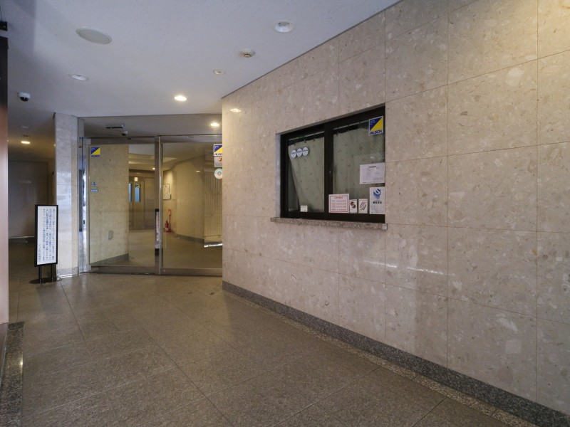 定期的なメンテナンスが行われ、綺麗に保たれたエントランスホールです。管理体制が良好なことが伺えます。