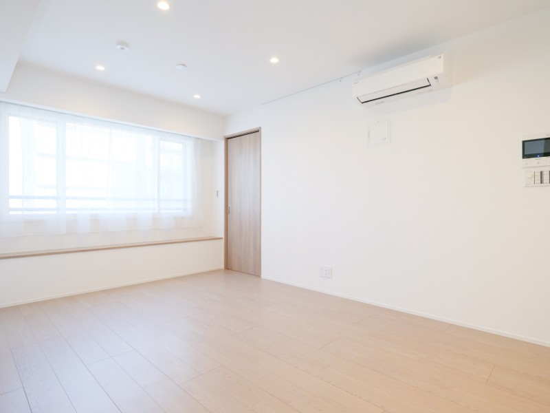 窓際に設けられたカウンターは、インテリアやグリーンを飾り、室内をご自身のお好きな空間に彩ることができます。また、ちょっとした作業スペースや家事の合間の休憩スペースとしても活用できそうです。