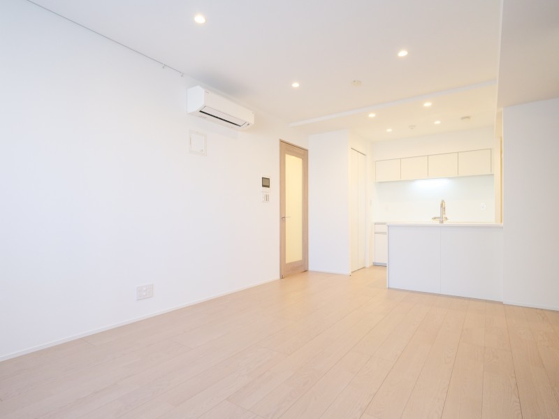 フローリングは木の温もりと美しさ、上質感を味わえる床材を採用しました。空間を心地よさで包み込みます。