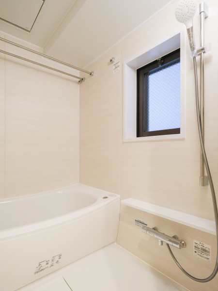 浴室にも窓があるので、開放的で換気にも嬉しいバスルームです。柔らかな色調のパネルが、リラックス効果を高め一日の疲れを癒やしてくれます。